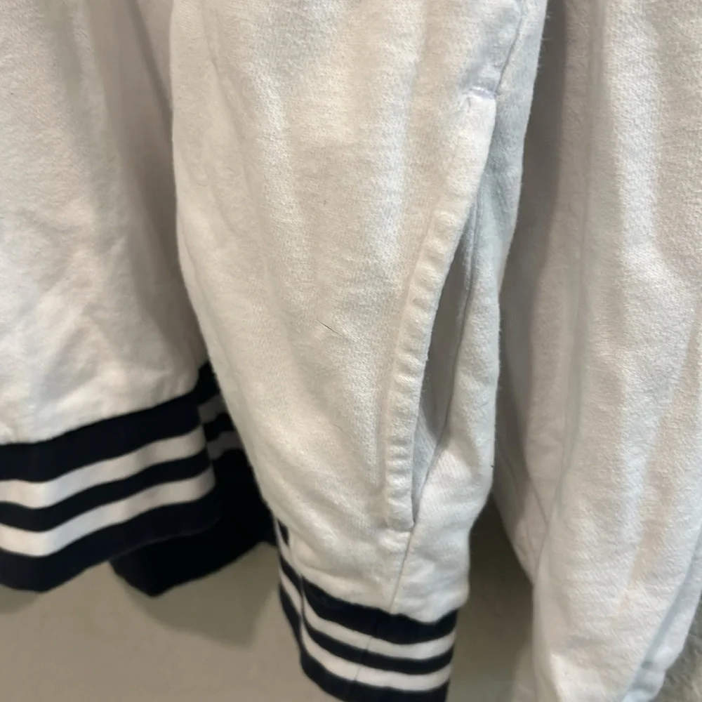 True religion white two pockets on either side size 2xl
